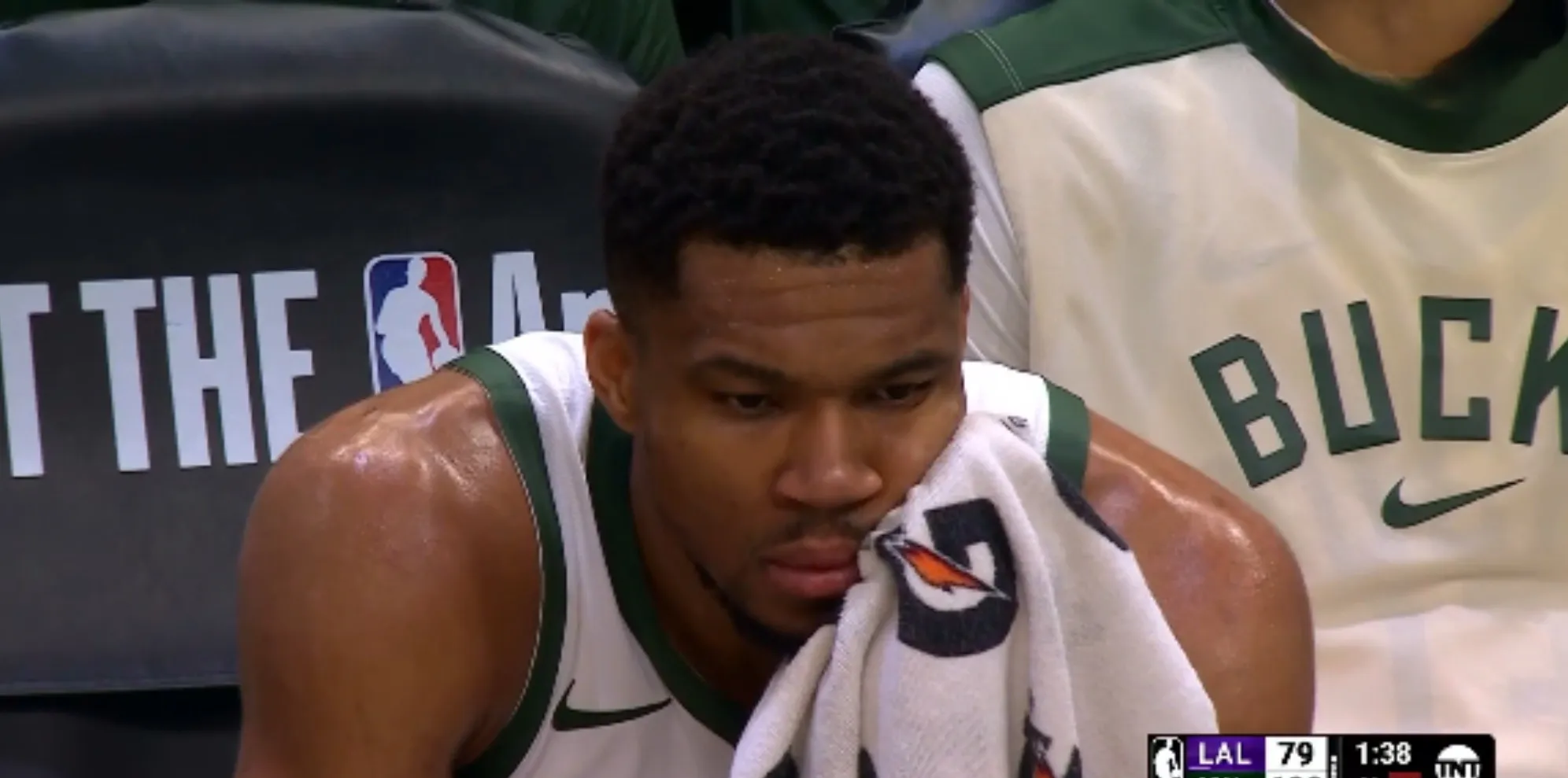 包含出色防守引发热议！，德布劳内在雄鹿比赛中败北比赛高潮迭起的词条