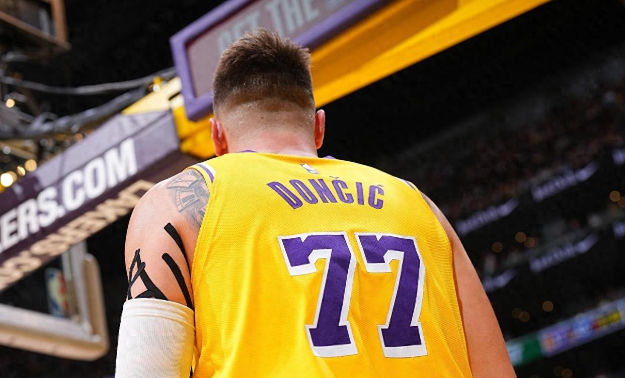 九游娱乐APP-东契奇重返赛场，险胜首场状态出色，雄鹿观众沸腾！赛场气氛高涨(东契奇常规赛场均得分)