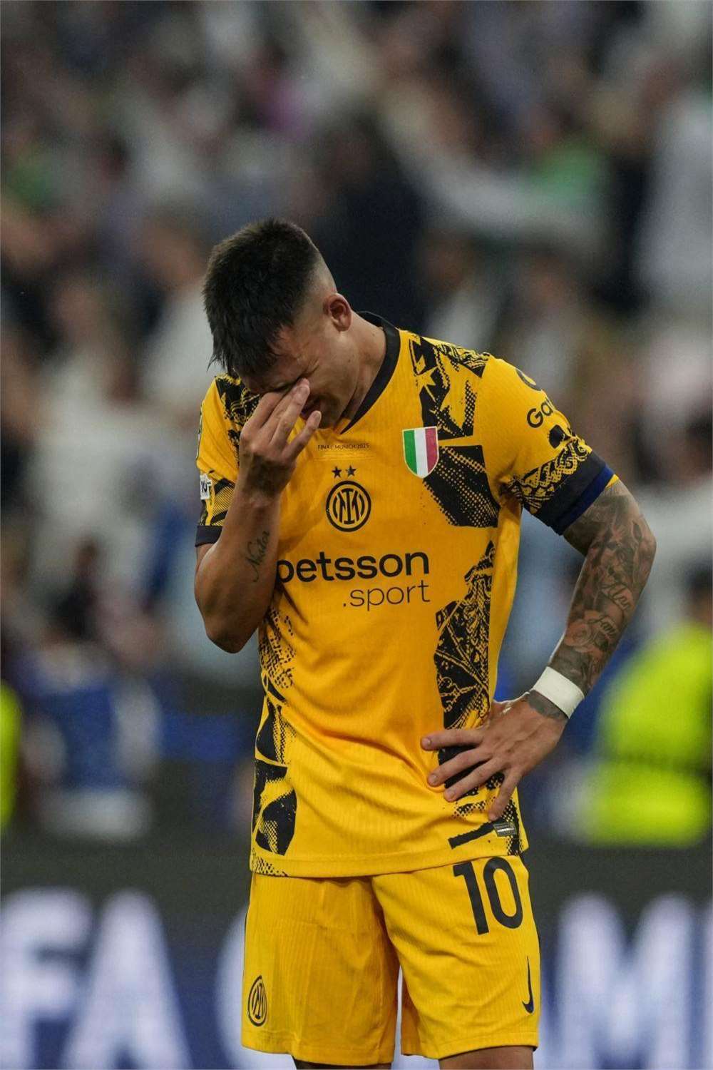 九游娱乐APP-关键时刻西甲焦点战，巴塞罗那防线松动，气氛紧张，临场指挥获称赞的简单介绍