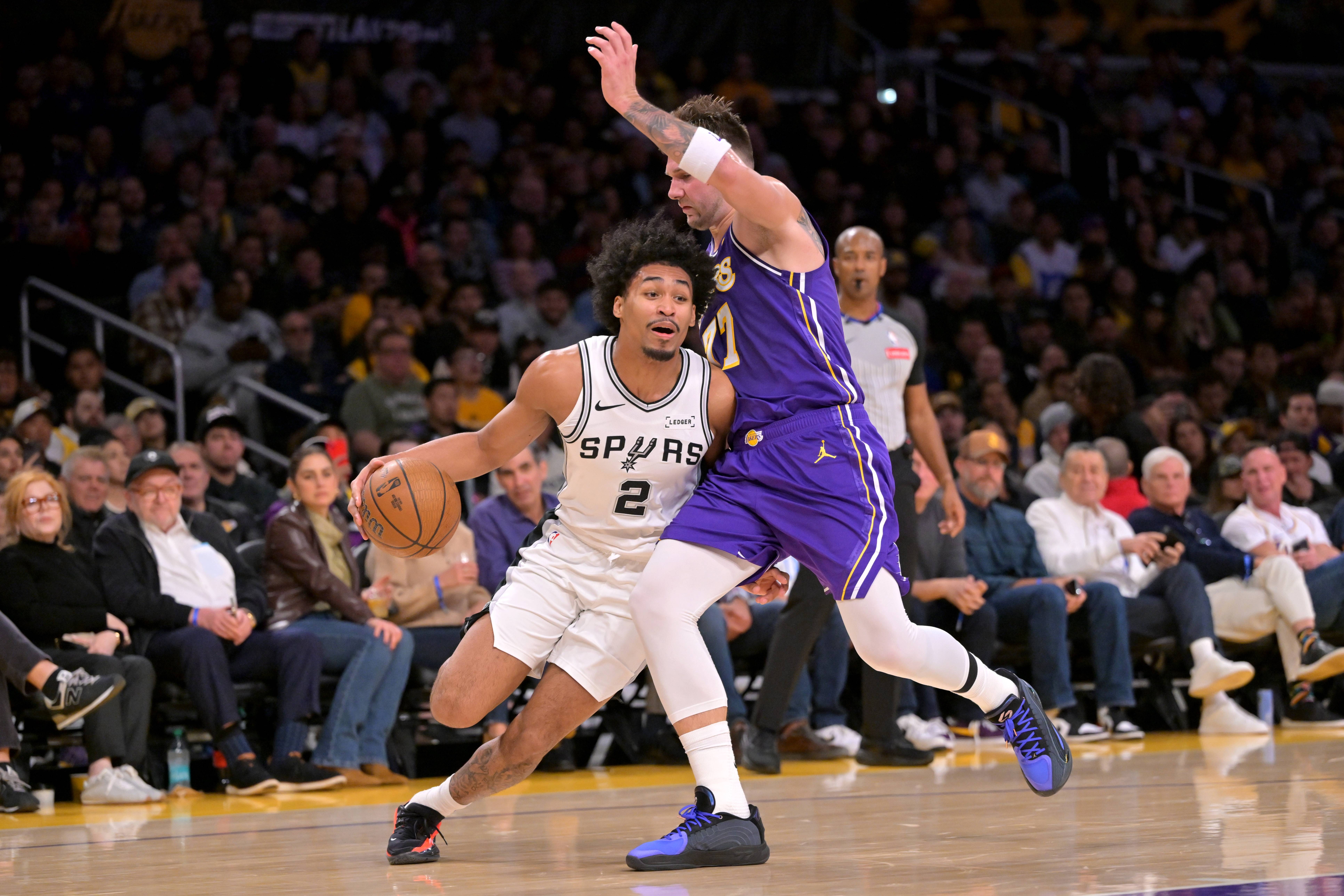 从亚冠赛后刷纪录到赛后华盛顿奇才再遭质疑，东契奇关键时刻晋级(武契奇突发健康问题中断访美)